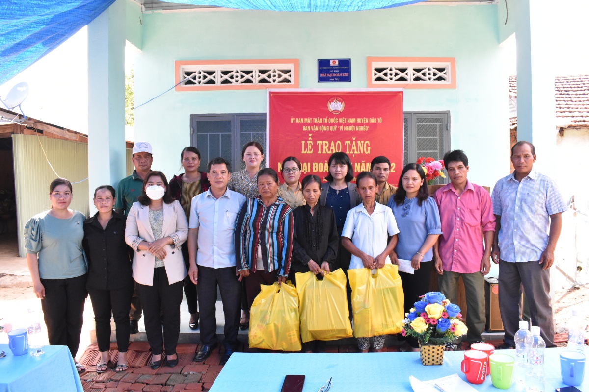 Trao 12 căn nhà “Đại đoàn kết” cho hộ nghèo tại  xã Văn Lem và Đăk Trăm
