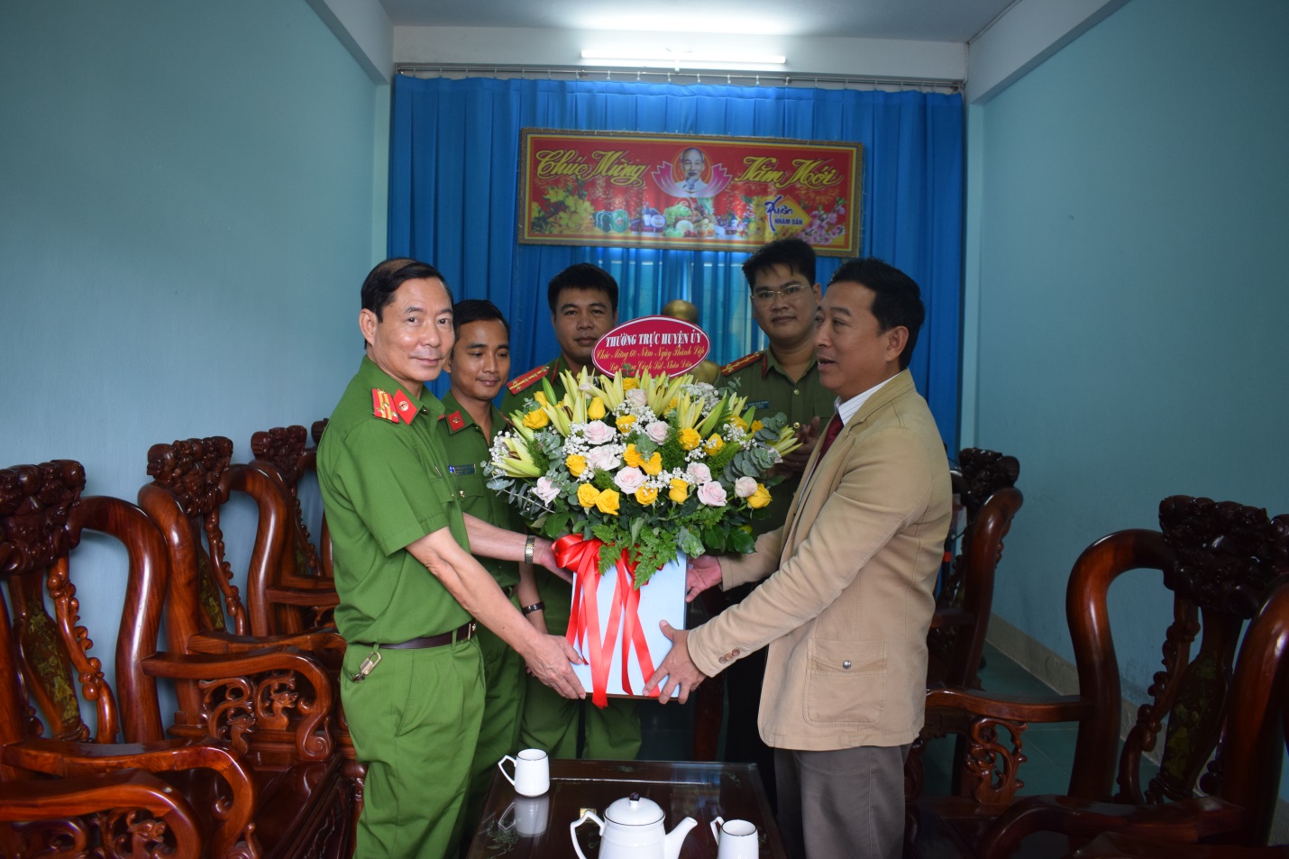 Lãnh đạo huyện Đăk Tô tặng hoa chúc mừng 60 năm Ngày truyền thống lực lượng Cảnh sát nhân dân (20/7/1962-20/7/2022)