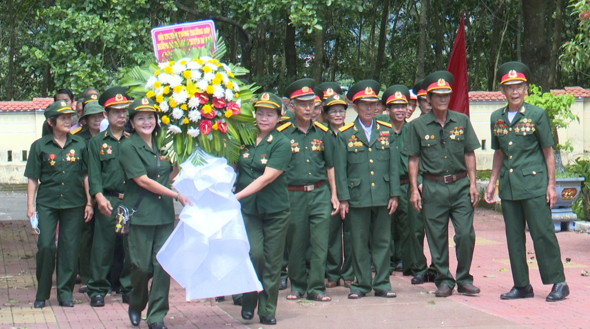 Hội truyền thống Trường sơn, đường Hồ Chí Minh tổ chức viếng, dâng hoa tại Nghĩa trang Liệt sỹ huyện