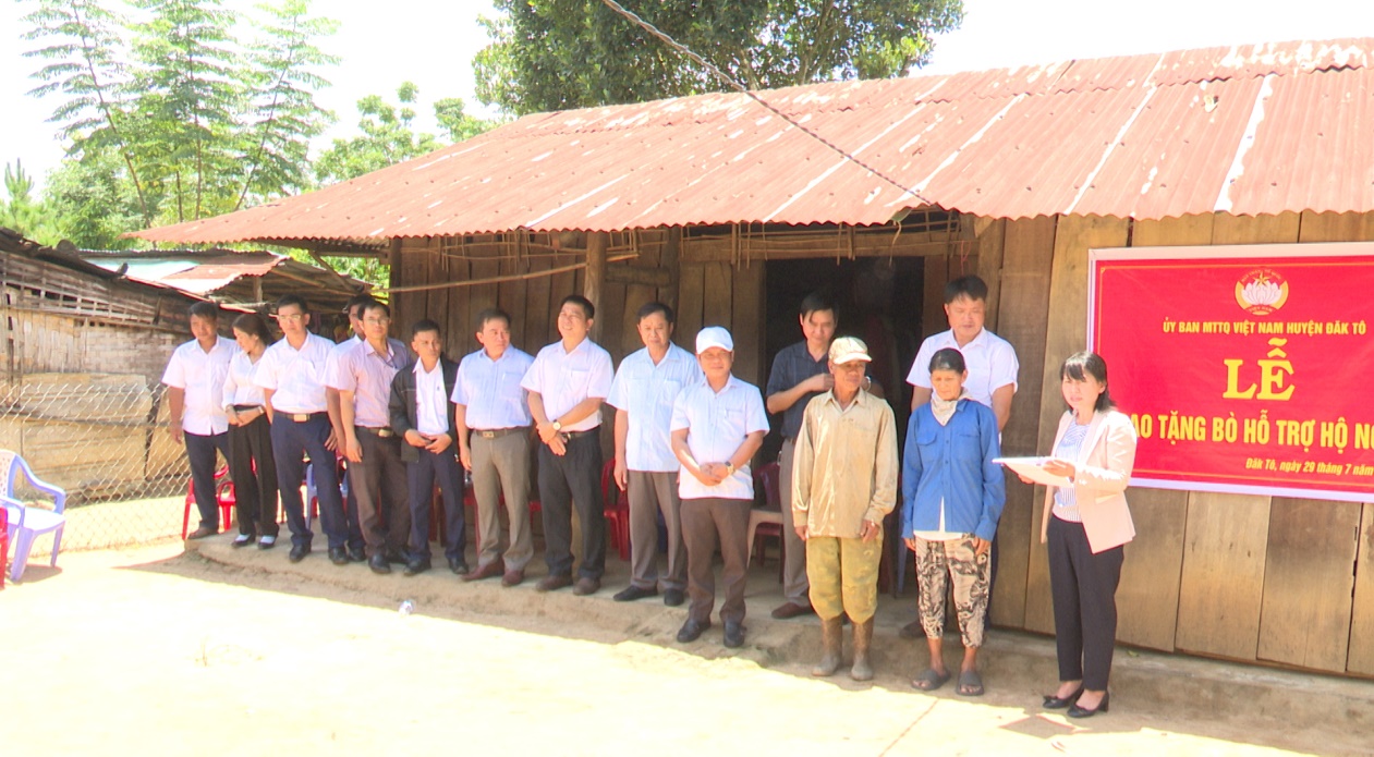 Đồng chí U Huấn trao tặng bò hỗ trợ hộ nghèo tại xã Pô Kô