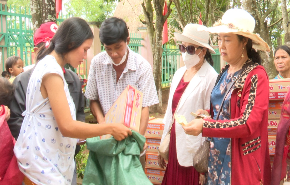 Trao tặng 200 phần quà cho hộ nghèo tại huyện Đăk Tô