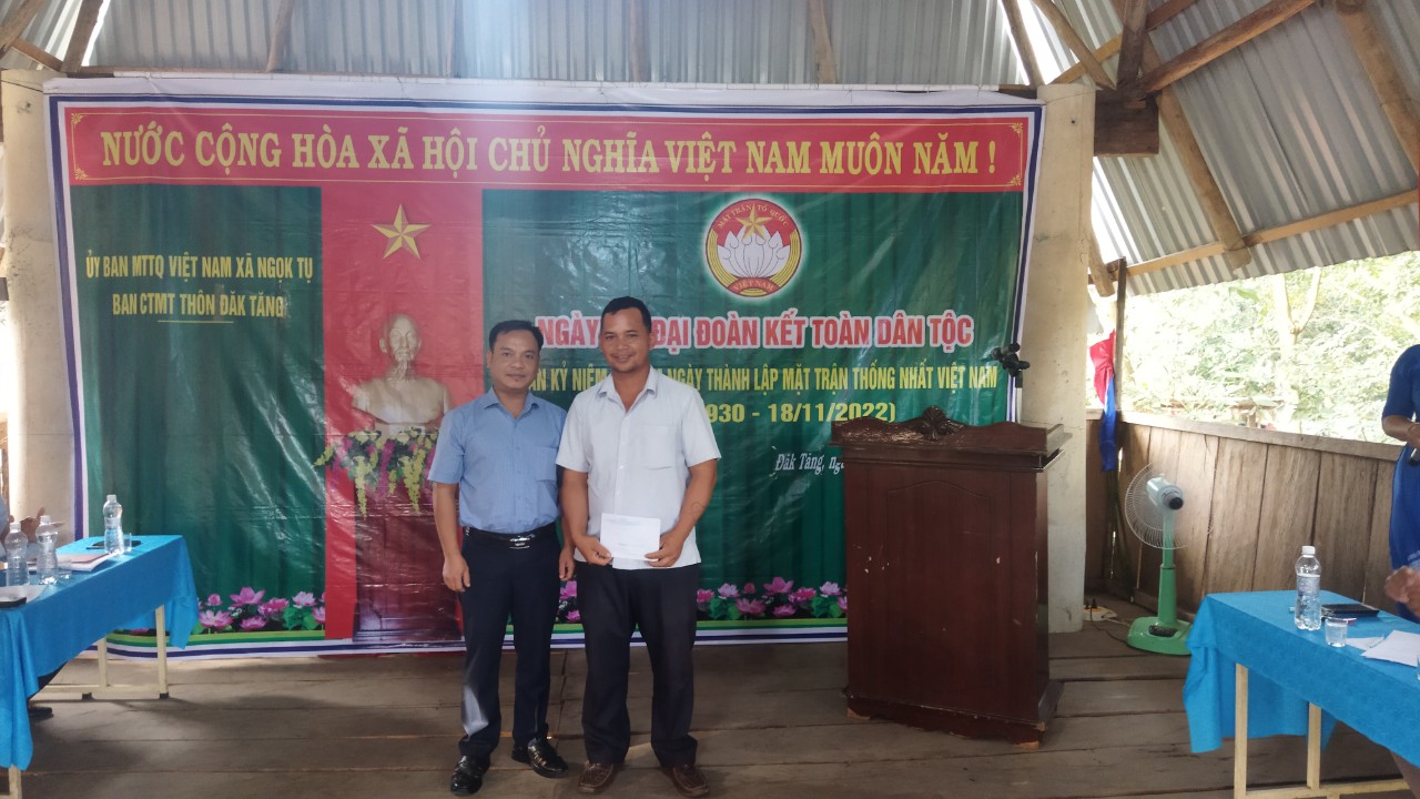 Đồng chí U Huấn dự Ngày hội Đại đoàn kết tại thôn Đăk Tăng