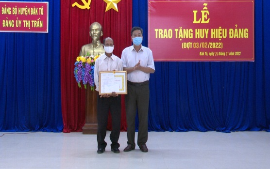 Thị trấn Đăk Tô trao tặng Huy hiệu 30 và 55 năm tuổi Đảng