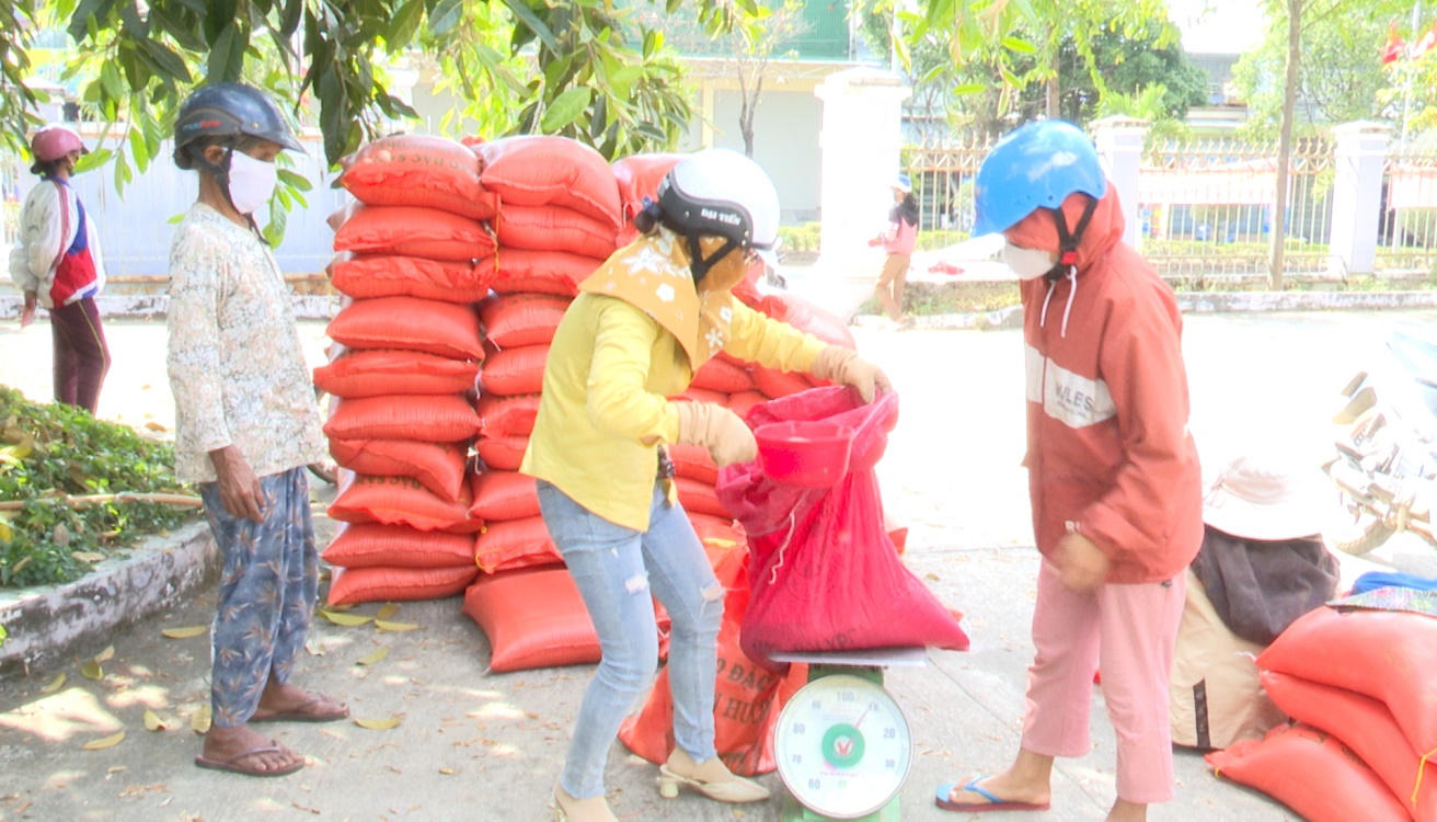Cấp phát gạo cho hơn 370 hộ dân thiếu đói trong dịp  Tết Nguyên đán Nhâm Dần