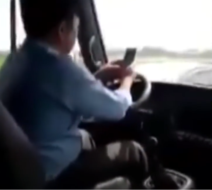 Hiểm họa sử dụng điện thoại khi lái xe