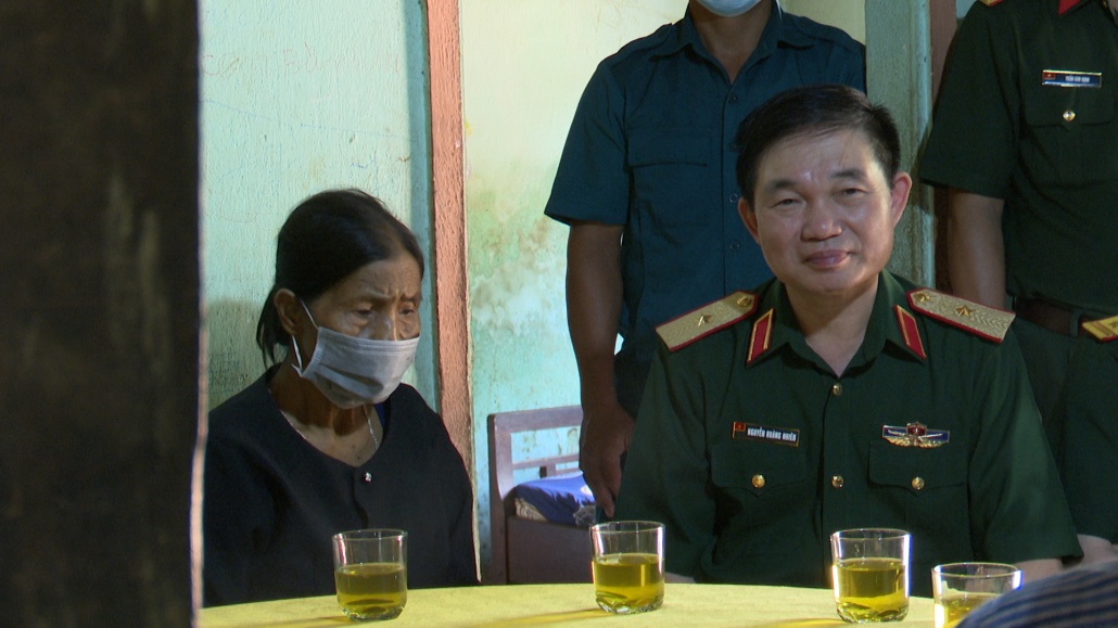 Thiếu tướng Nguyễn Hoàng Nhiên, Viện trưởng Viện Lịch sử Quân sự Việt Nam thuộc Bộ Quốc phòng đã đến thăm và tặng quà cho người có công Cách mạng trên địa bàn huyện Đăk Tô