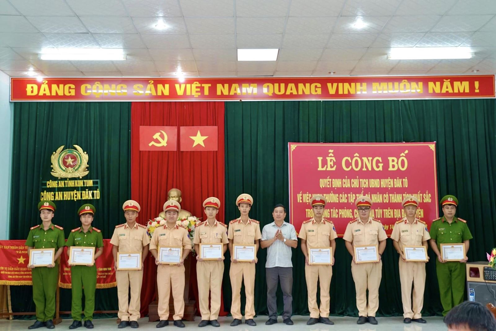 Khen thưởng đột xuất về thành tích xuất sắc trong công tác phòng, chống ma túy trên địa bàn huyện Đăk Tô