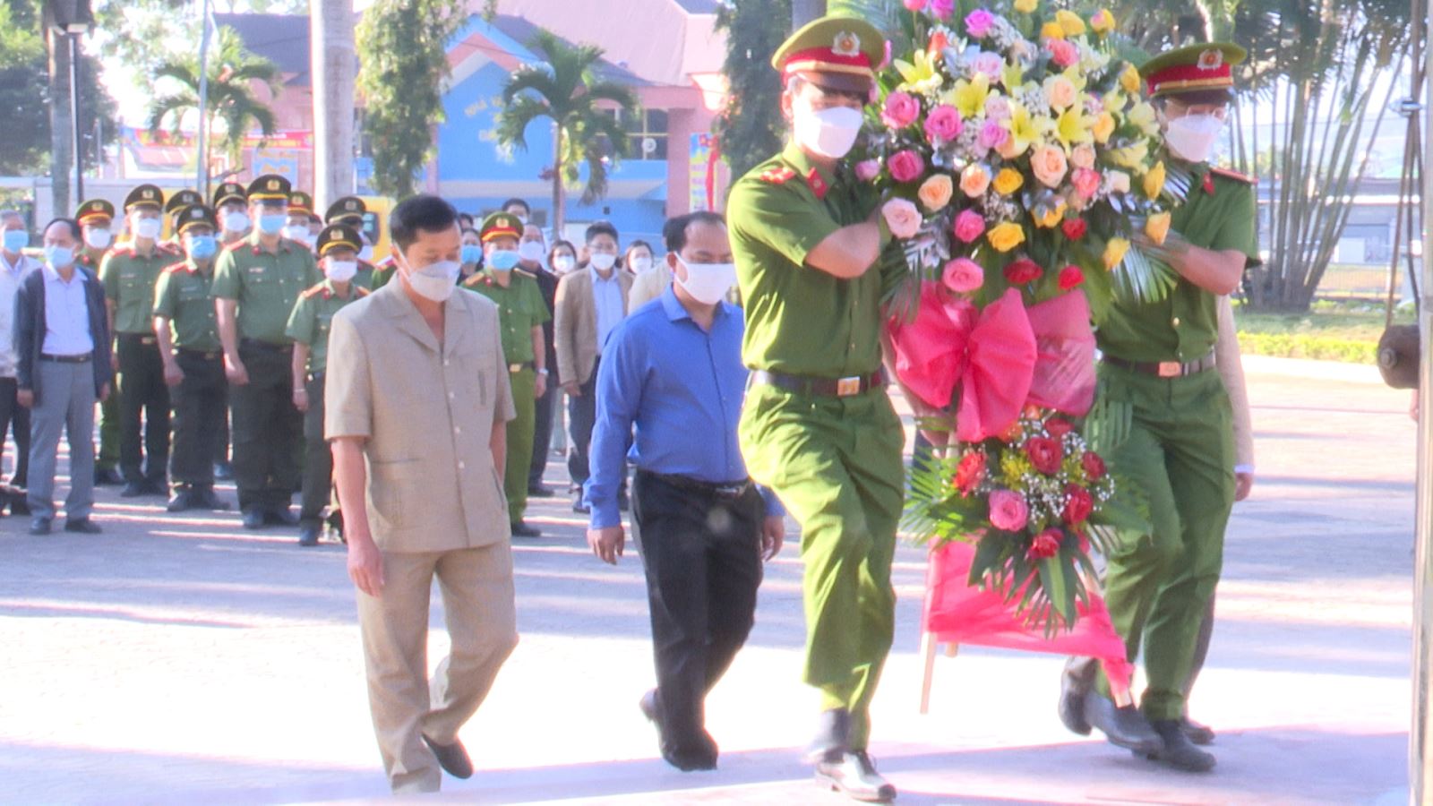 Lãnh đạo huyện dâng hoa tượng đài Chiến thắng Đăk Tô - Tân Cảnh và chúc tết cán bộ, công chức, người lao động