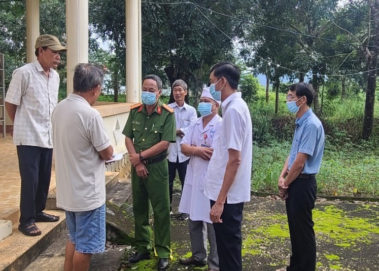 Lãnh đạo UBND huyện thăm hỏi, động viên các nạn nhân gặp tai nạn giao thông tại xã Tân Cảnh huyện Đăk Tô ngày 07/8