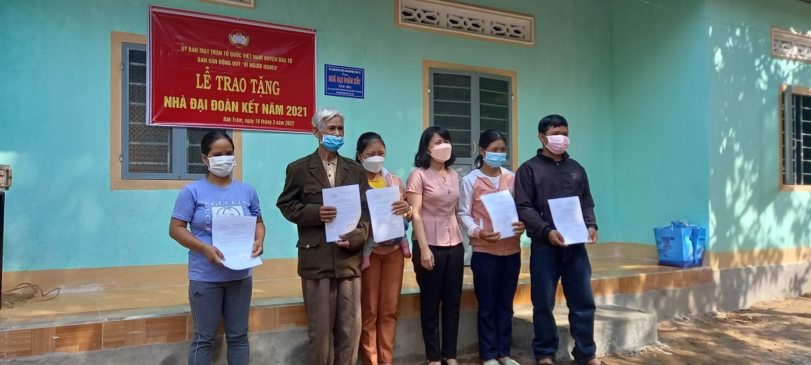Ủy ban MTTQ Việt Nam huyện trao nhà đại đoàn kết cho hộ nghèo