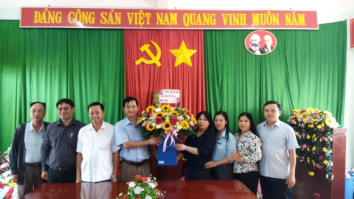 Phó Bí thư Thường trực Huyện ủy thăm, chúc mừng Trung tâm Chính trị huyện nhân kỷ niệm 40 năm Ngày Nhà giáo Việt Nam