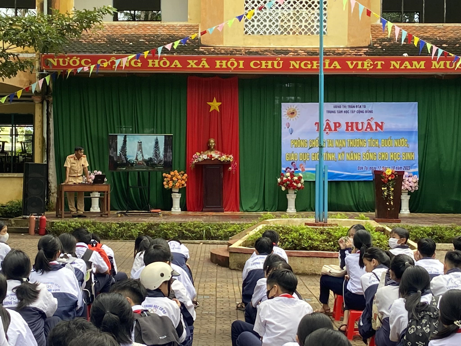 Công an huyện Đăk Tô tuyên truyền, phổ biến giáo dục pháp luật tại trường THCS Lương Thế Vinh