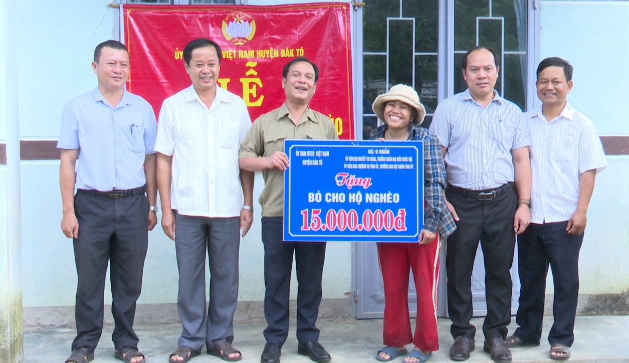 Đồng chí U Huấn tặng bò cho hộ nghèo tại huyện Đăk Tô
