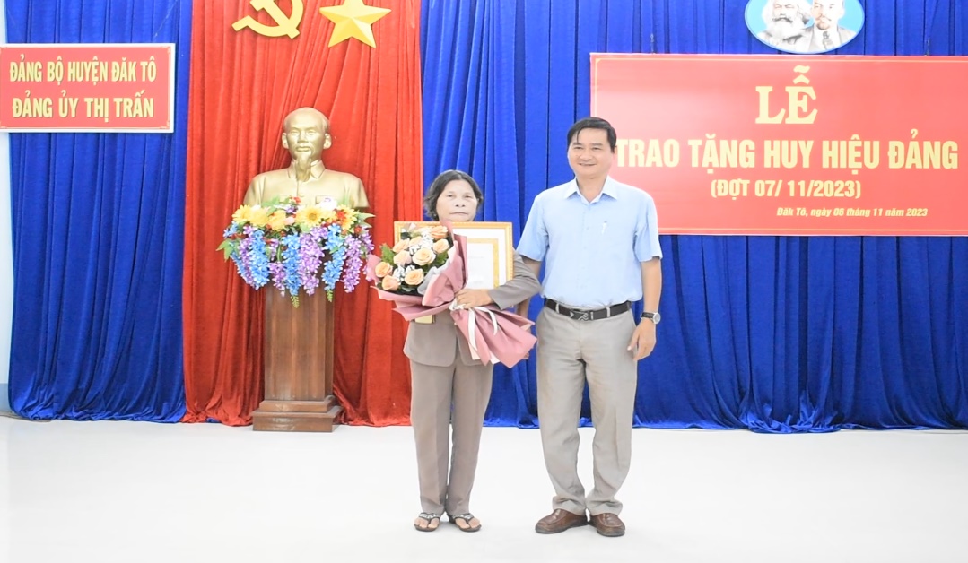 Huyện ủy Đăk Tô trao Huy hiệu Đảng cho 9 đảng viên