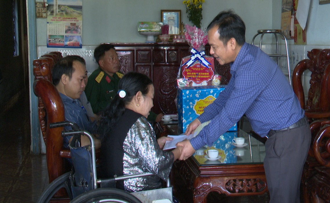 Đồng chí U Huấn thăm, chúc Tết tại huyện Đăk Tô