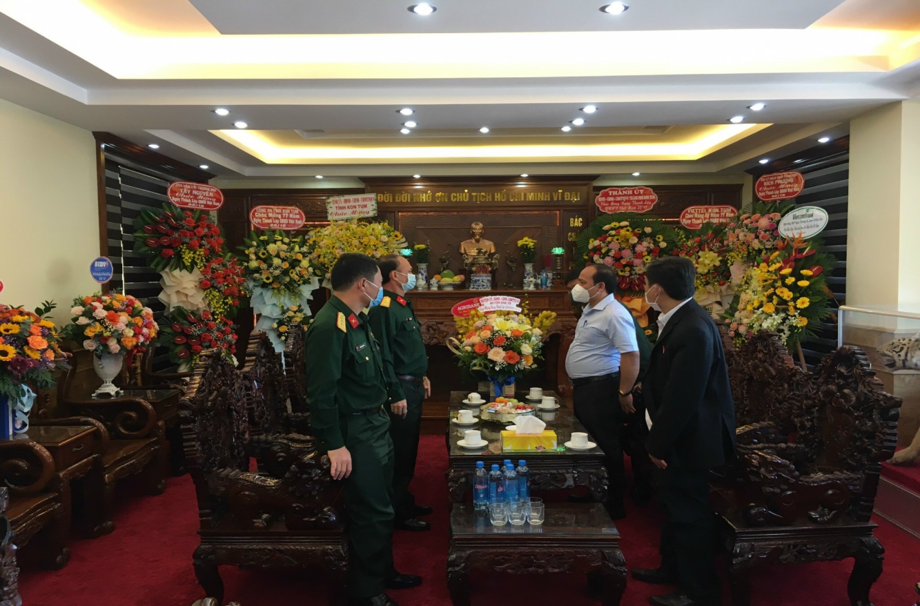 Thăm chúc mừng nhân ngày thành lập Quân đội nhân dân Việt Nam