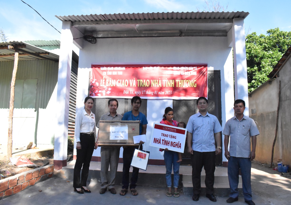Agribank tỉnh Kon Tum và Báo Văn Hóa Thành Phố Hồ Chí Minh trao tặng nhà tình nghĩa cho hộ nghèo