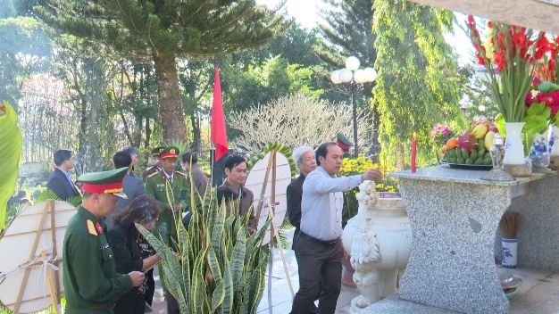 Lãnh đạo huyện dâng hoa tượng đài Chiến thắng Đăk Tô – Tân Cảnh và viễng Nghĩa trang Liệt sỹ huyện