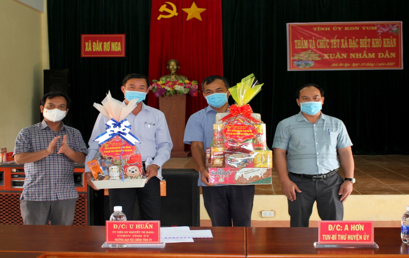 Đồng chí U Huấn thăm, chúc Tết Nguyên đán Nhâm Dần năm 2022 tại  huyện Đăk Tô
