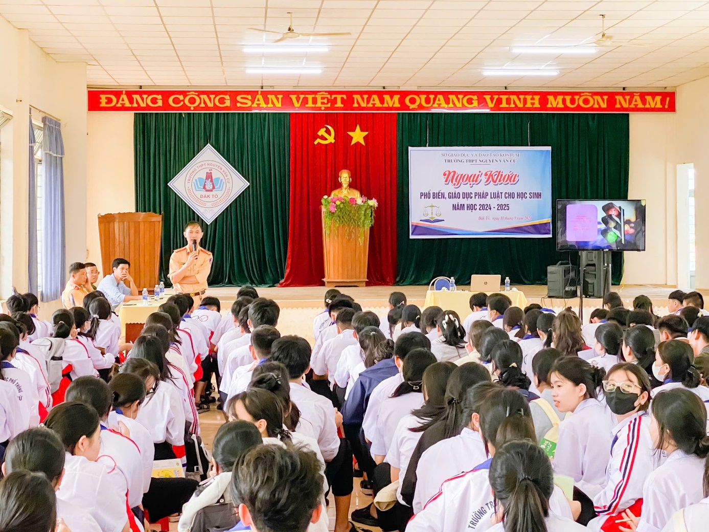 Công an huyện Đăk Tô đẩy mạnh tuyên truyền an toàn giao thông tại trường học