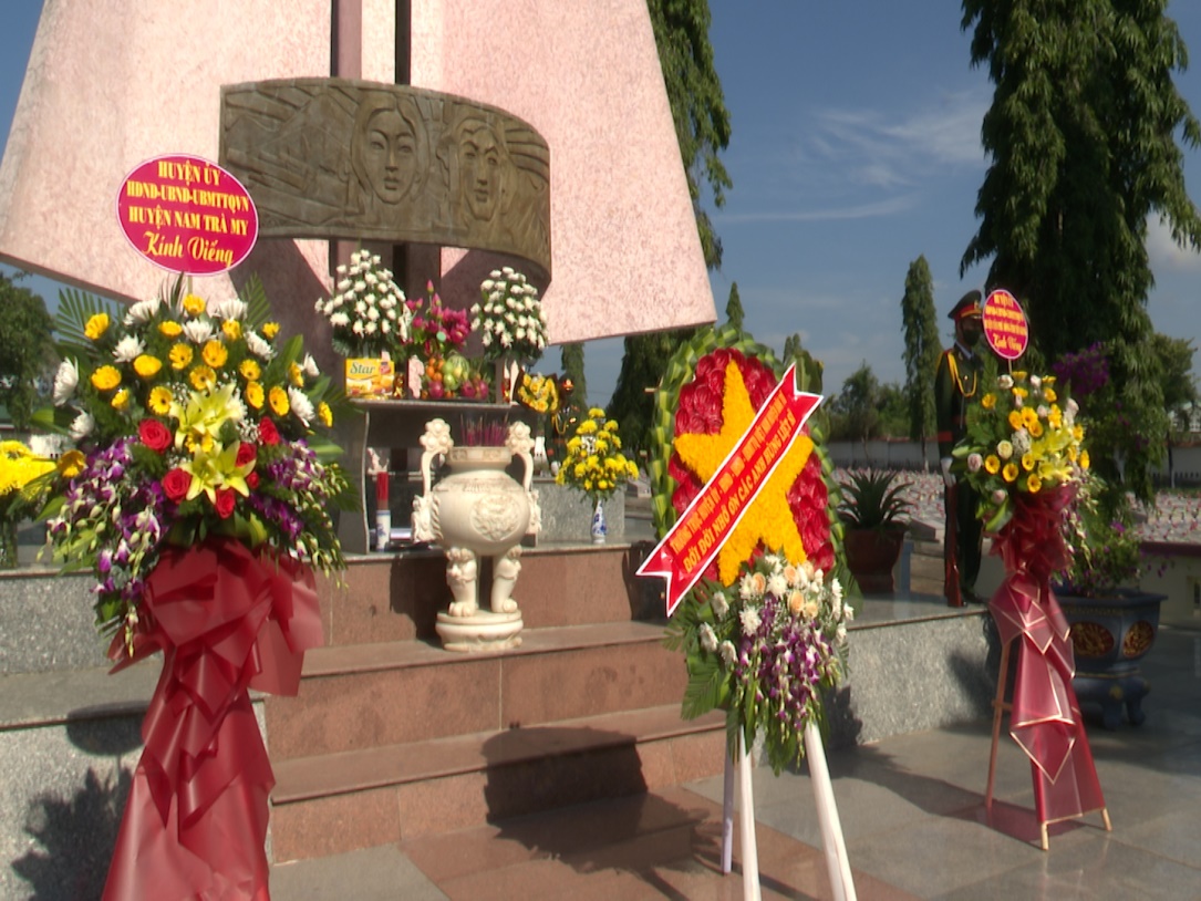 Dâng hoa tượng đài và viếng Nghĩa trang liệt sĩ huyện Đăk Tô
