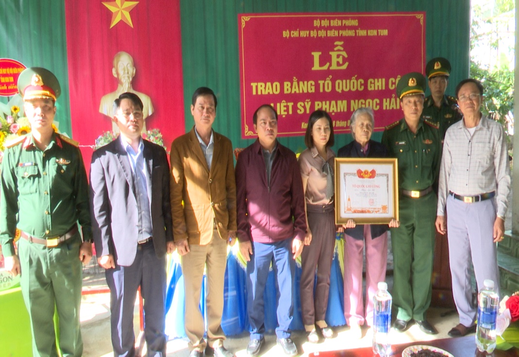 Lễ trao bằng “Tổ quốc ghi công” cho liệt sĩ Phạm Ngọc Hải