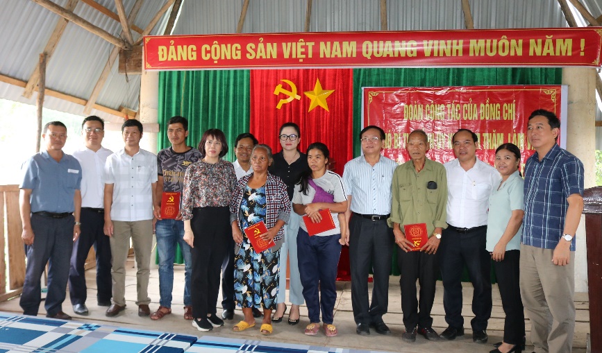 Phó Bí thư Tỉnh uỷ Nguyễn Văn Hoà thăm và làm việc với bà con thôn Đăk Tăng, xã Ngọc Tụ