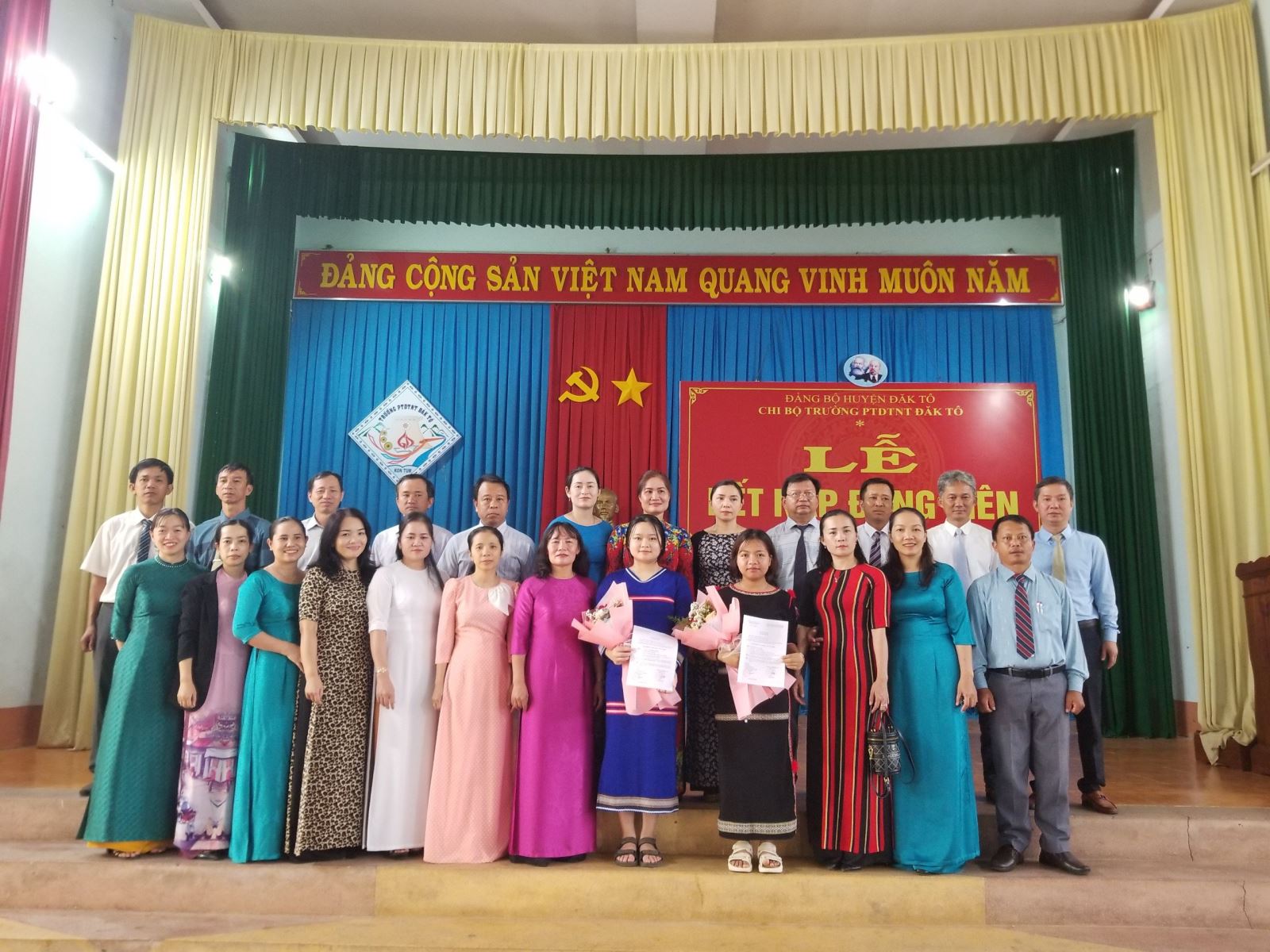 Hai học sinh đầu tiên của huyện Đăk Tô được kết nạp Đảng