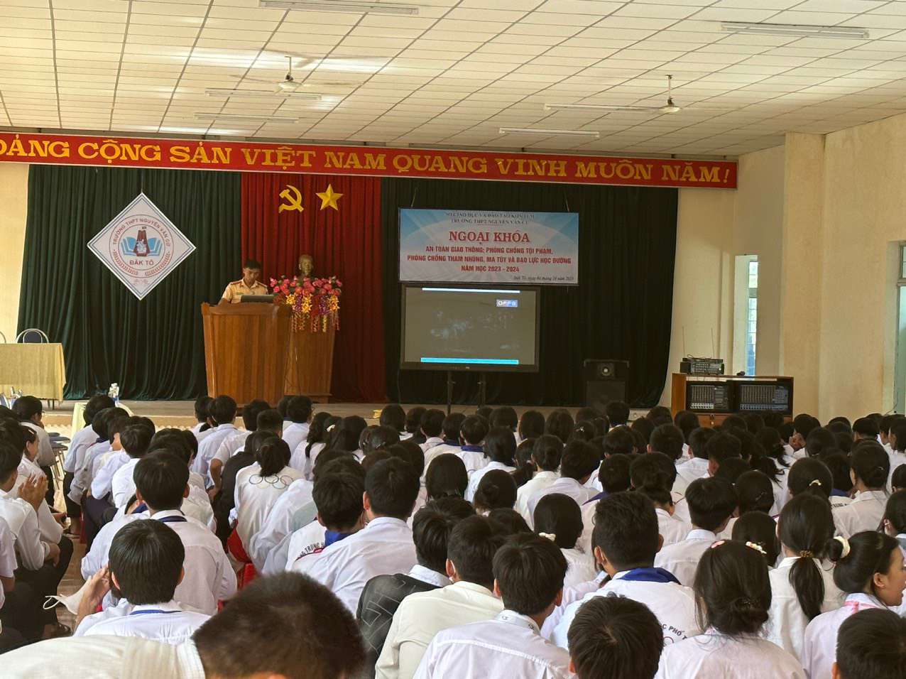 Công an huyện Đăk Tô tuyên truyền, phổ biến giáo dục pháp luật tại trường THPT Nguyễn Văn Cừ