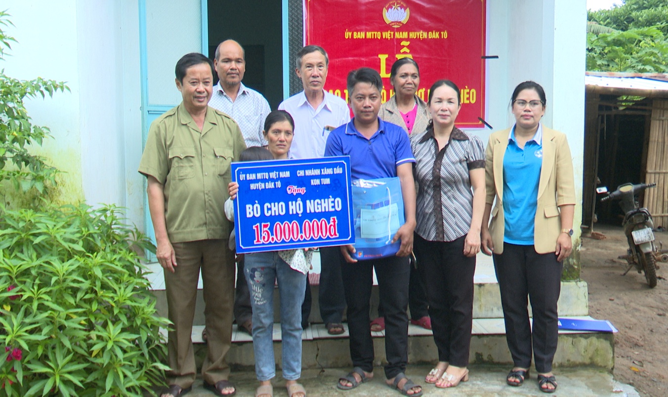 Ủy ban Mặt trận Tổ quốc Việt Nam huyện trao tặng bò giống sinh sản giúp người dân vươn lên thoát nghèo