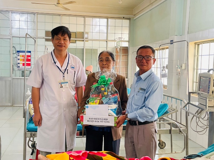 Thăm, tặng quà cho bệnh nhân có hoàn cảnh khó khăn đang điều trị tại Trung tâm Y tế huyện