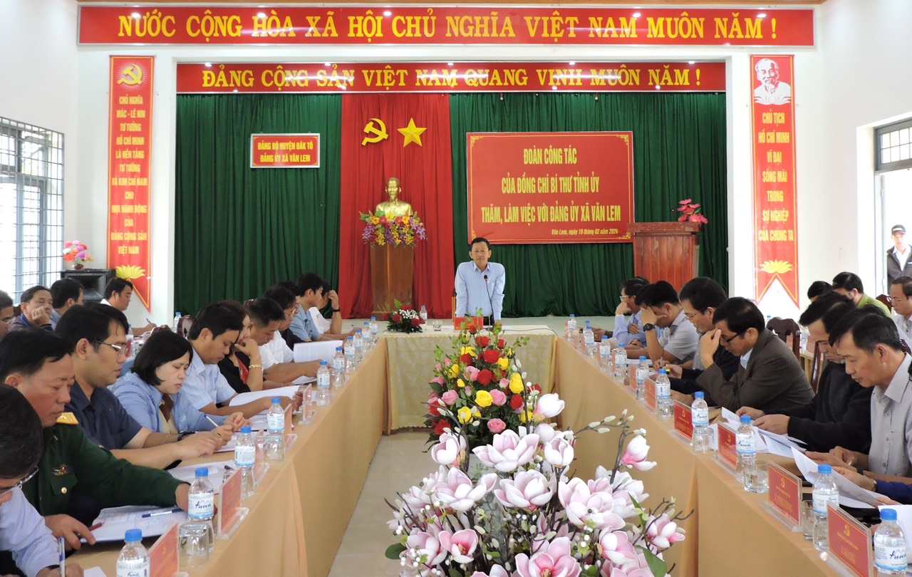 Bí thư Tỉnh ủy Dương Văn Trang làm việc với Đảng ủy xã Văn Lem