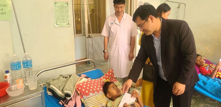 Lãnh đạo huyện Đăk Tô đến thăm, tặng quà, chúc Tết bệnh nhân đang điều trị tại Trung tâm Y tế huyện