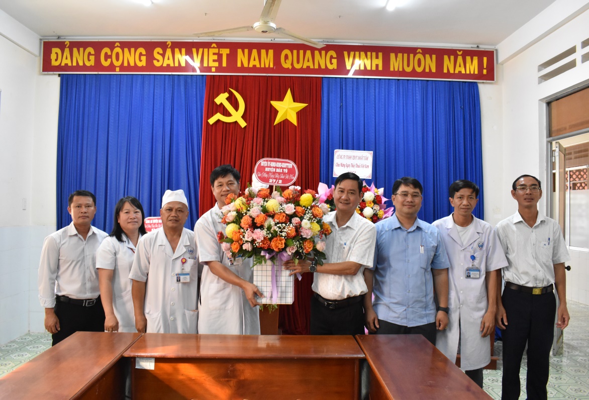 Lãnh đạo huyện thăm, chúc mừng ngành y tế nhân ngày Thầy thuốc Việt Nam.