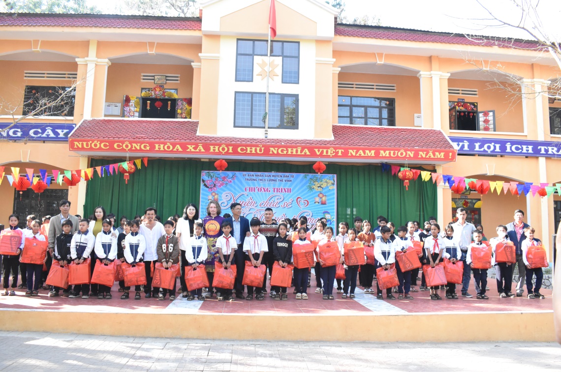 Trường THCS Lương Thế Vinh tặng 80 xuất quà cho học sinh khó khăn