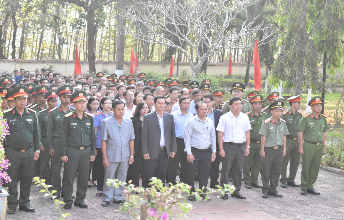 Lãnh đạo huyện dâng hoa tượng đài Chiến thắng Đăk Tô – Tân Cảnh và viếng Nghĩa trang liệt sỹ nhân dịp Tết cổ truyền